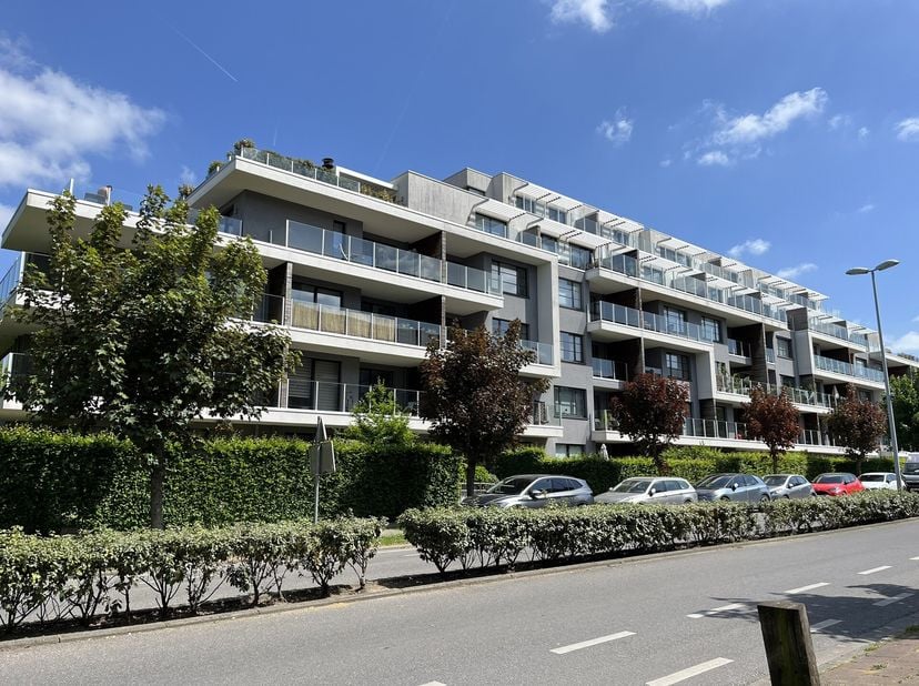 Superbe appartement meublé moderne de +- 96m² dans un petit immeuble neuf. Il se compose de :&lt;br /&gt;
- 1 hall d&#039;entrée de 6,73m² avec toilette et placa