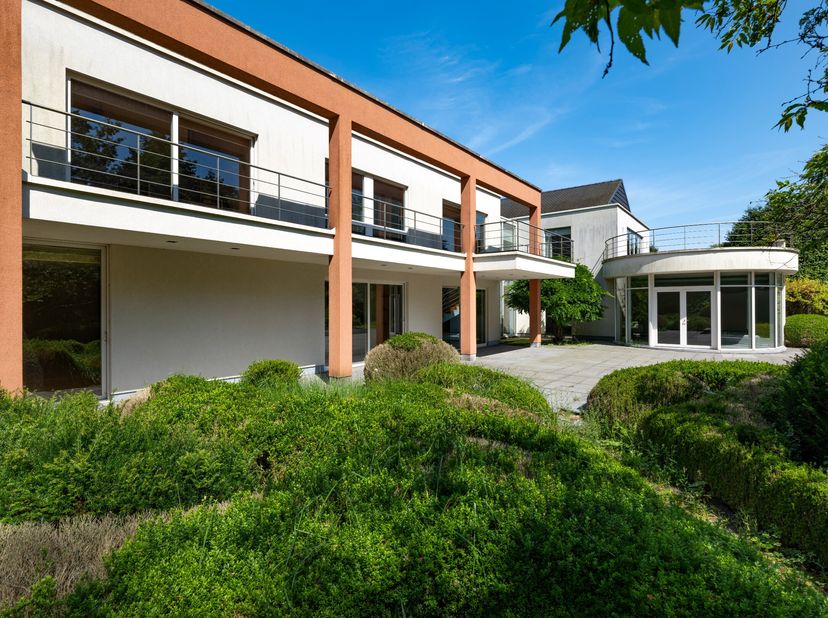 Cette villa de 5 chambres et 5 salles de bains est située sur un terrain orienté au sud d&#039;environ 3 576 m² avec une surface habitable de 1 126 m² avec