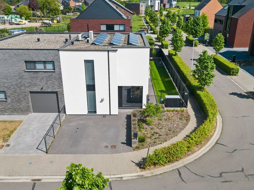 Deze ruime, energiezuinige woning is gelegen in Piringen, een rustige deelgemeente van Tongeren-Borgloon op een perceel van 348 m². De woning bevindt
