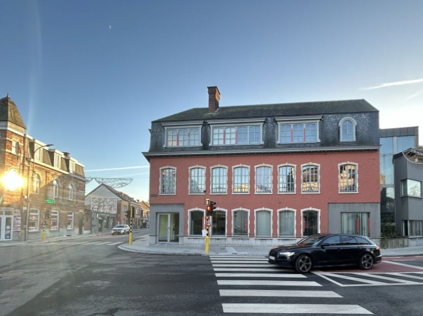 Mooie ingerichte kantoren ( Oude Belfius bank ) van circa 500m². De kantoren bevinden zich zich op een uitstekende locatie vlakbij de kleine ring Gent