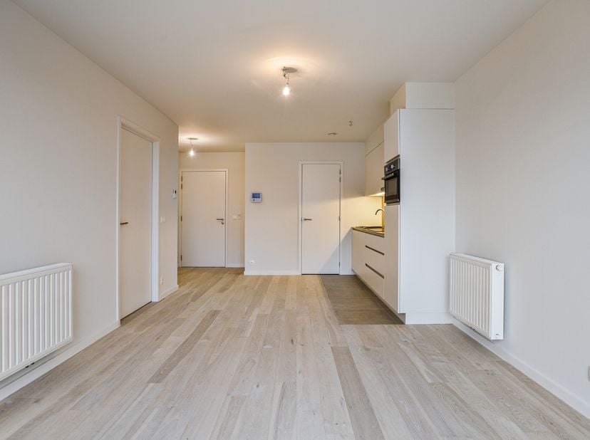 In de residentie Duinenzee te De Panne vinden we deze nieuwbouw assistentieflat te koop. Het appartement bestaat uit 1 slaapkamer en heeft een terras
