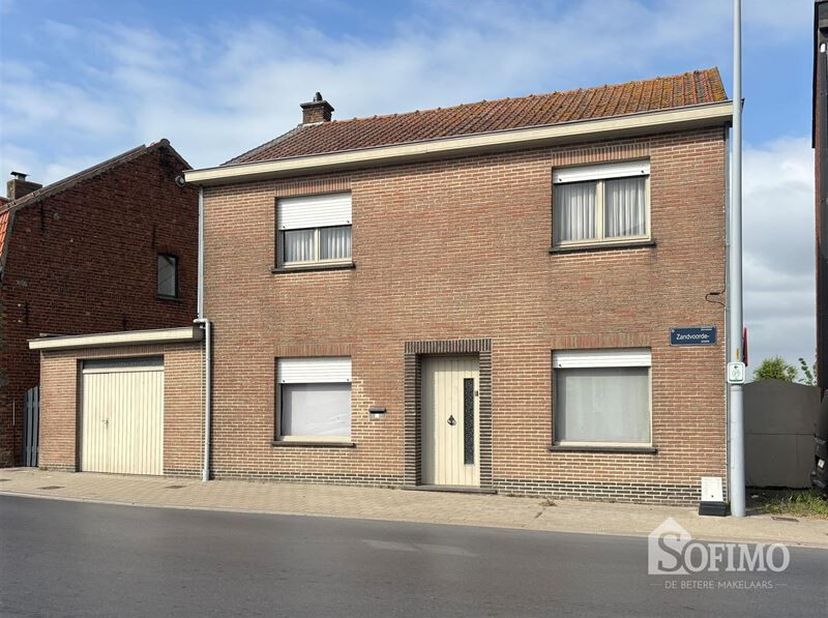 Alleenstaande woning met inpandige garage en grote tuin op 1.214m²&lt;br /&gt;
Gelijkvloers: inkomhal, kamer beneden, leefruimte, aparte keuken, ruime, omhe