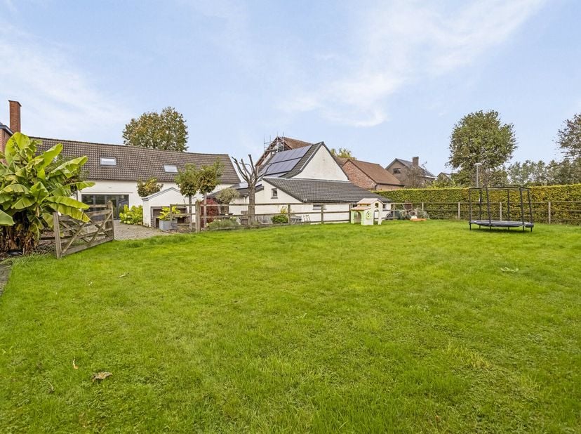 Deze charmante, karaktervolle hoeve biedt maar liefst 230 m² aan woonoppervlakte en is gelegen op een perceel van 9a95ca, nabij het centrum van Londer