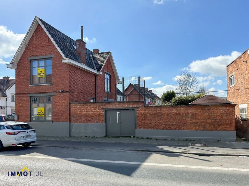 Deze instapklare woning biedt een moderne en comfortabele woonervaring. Bij binnenkomst kom je in een aparte inkomhal, waarna je verder gaat naar de l
