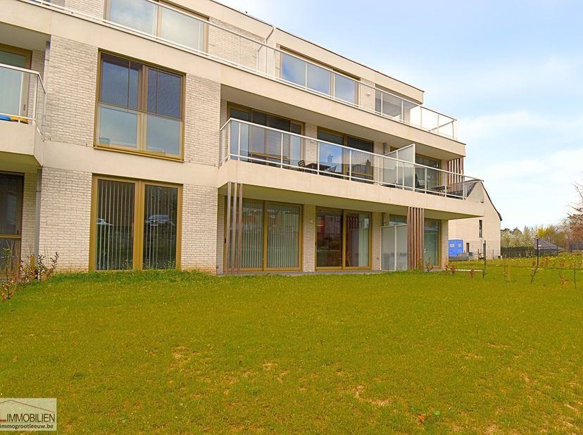 Immo Groot Leeuw presenteert u dit nieuwbouw gelijkvloers appartement.  Het appartement is gelegen in een rustige en groene omgeving, maar toch dicht
