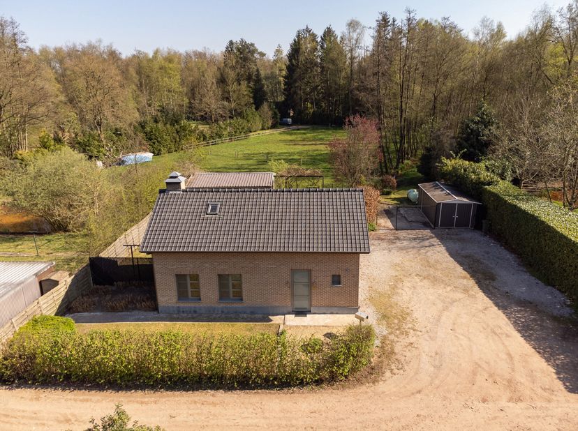 Welkom bij deze instapklare woning in het groene en rustige Lille, ideaal gelegen voor wie op zoek is naar ontspanning, comfort en ruimte. Deze woning