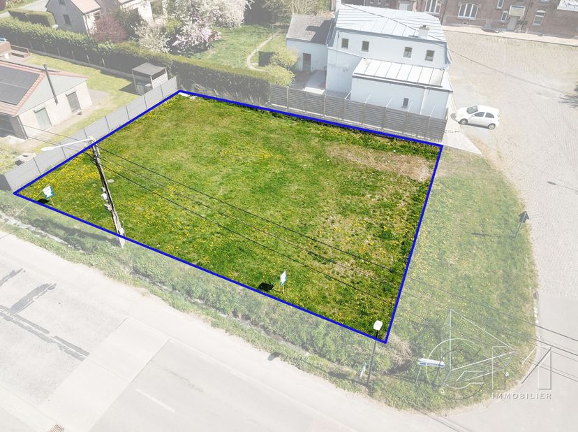 Terrain à bâtir, superficie de 590m², largeur : 28m, profondeur : 21m, libre de constructeur, à deux pas du centre de Pecq, RC : 8euro.