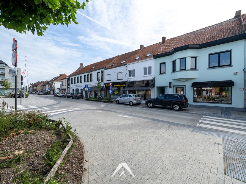 Ontdek dit instapklare appartement op een toplocatie in hartje Kuurne. Met een bewoonbare oppervlakte van 156 m² en een zonnige tuin van 94 m² met ter