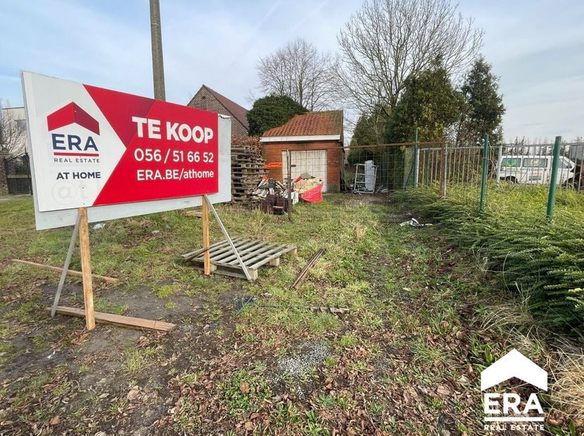 Afgesloten grond met garage te koop!Oppervlakte garage : 3.5m op 5 m = +/- 20m²Geen voorziening aanwezig+ op 500m² grond+ ligt op weg tussen Menen-Roe