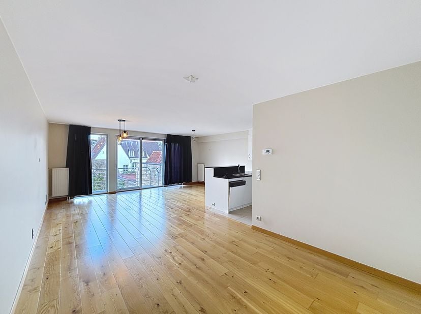 Cet appartement spacieux est situé au cur de la ville historique de Bruges, à quelques pas de toutes les commodités: restaurants, boutiques, sites tou