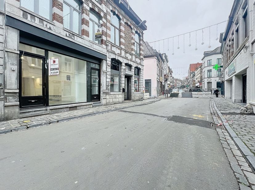 MONS / A deux pas du centre-ville, situé au pied de la rue commerçante, immeuble mixte de rapport comprenant un rez commercial et deux appartements 1