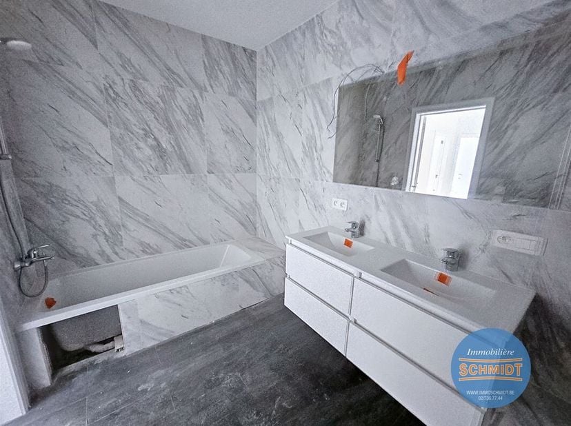 IMMOSCHMIDT (Ref.28654) - MOLENBEEK-SAINT-JEAN (Quartier Parc Ouest) - INDIEN BESCHIKBAAR: Zeer mooi appartement van +/- 82m² bestaande uit een inkomh