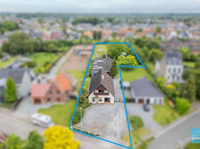 TE KOOP te WICHELEN (SCHELLEBELLE): Ruime open bebouwing met loods van 360 m², veel parkeergelegenheid en dit alles gelegen op een uniek perceel van m