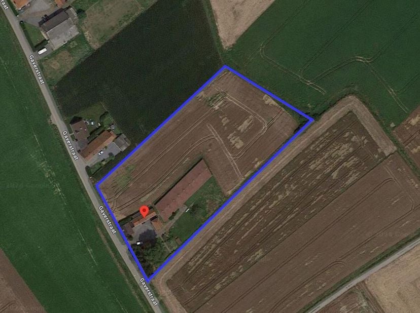 Te midden van het prachtige, agrarische landschap van Spiere-Helkijn bieden wij een exclusieve hoeve aan. Deze eigendom, gelegen in een adembenemende