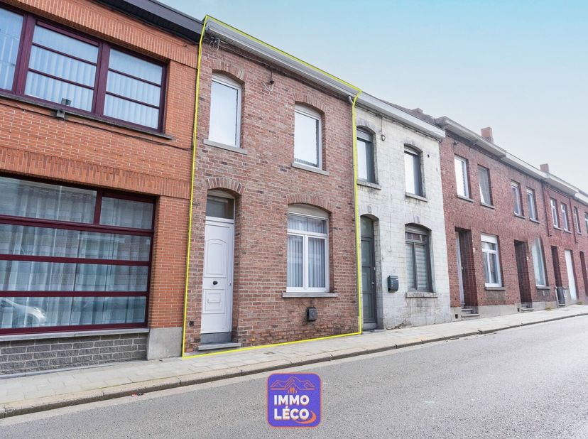 Excellent potentiel pour cette habitation située dans le centre-ville, disposant de nombreux avantages et composée comme suit :&lt;br /&gt;
Au rez-de-chauss