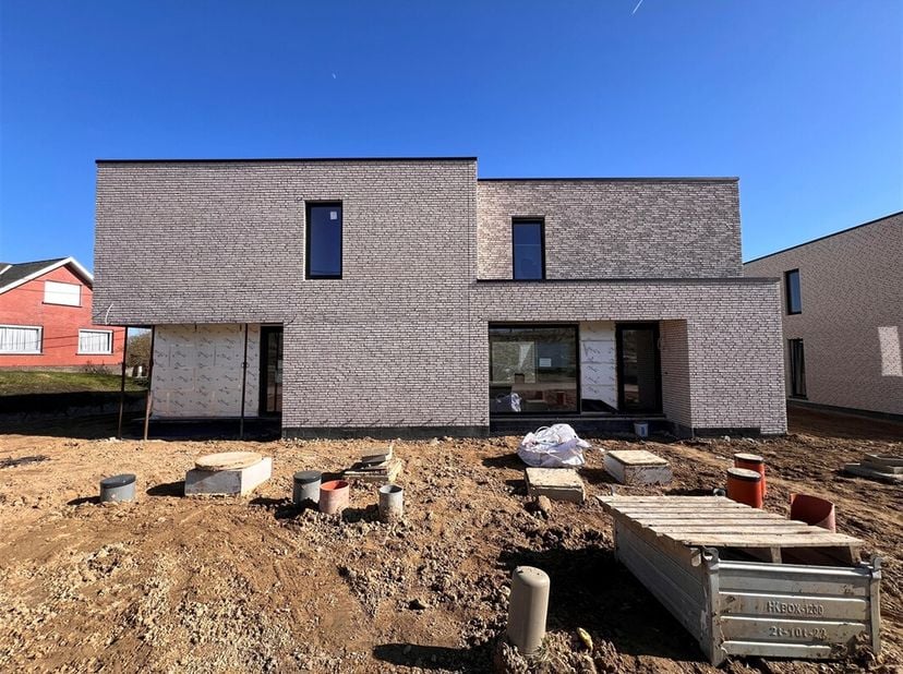 Uitgevend op natuurgebied, nabij de dorpskern van het landelijke Korbeek-Dijle en met een perfecte verbinding naar zowel Leuven als Brussel en andere
