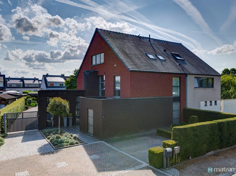 GELIJKVLOERS APPARTEMENT MET TUIN EN TWEE SLAAPKAMERS NABIJ HET STADSCENTRUM VAN BILZEN&lt;br /&gt;
&lt;br /&gt;
Dit ruime instapklare appartementen vinden we ter