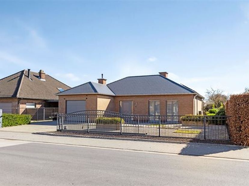 INSTAPKLARE, UITSTEKEND ONDERHOUDEN EN ENERGIEZUINIGE LAAGBOUWVILLA MET 3 SLAAPKAMERS, GARAGE EN ZUIDOOST-GEORIËNTEERDE TUIN OP 7A64CA.&lt;br /&gt;
 Residen
