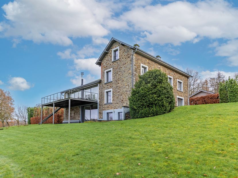 A l&#039;entrée de Oizy, nous vous invitons à découvrir cette propriété exceptionnelle, composée d&#039;une maison ardennaise en pierres, entièrement rénovée, d