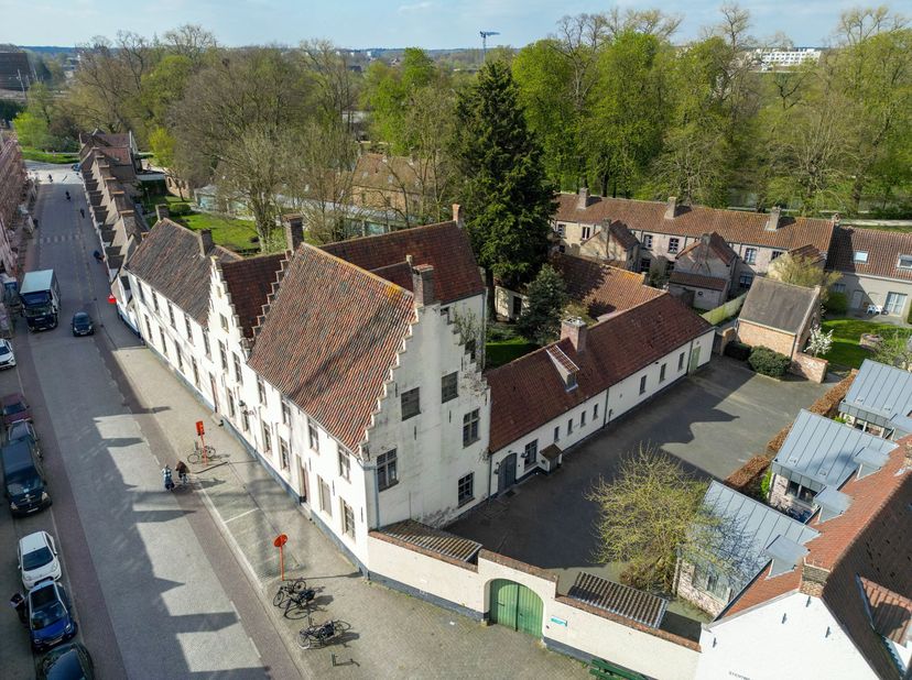 Ontdek deze uitzonderlijke herbestemmingsopportuniteit op een toplocatie in Brugge, op slechts enkele honderden meters van t Zand. De site Godshuizen