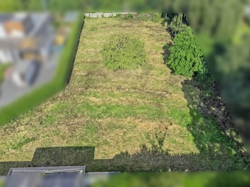 De bouwgrond bevindt zich op een strategische locatie in Izegem, op wandelafstand van winkels, scholen, openbaar vervoer en diverse recreatiemogelijkh