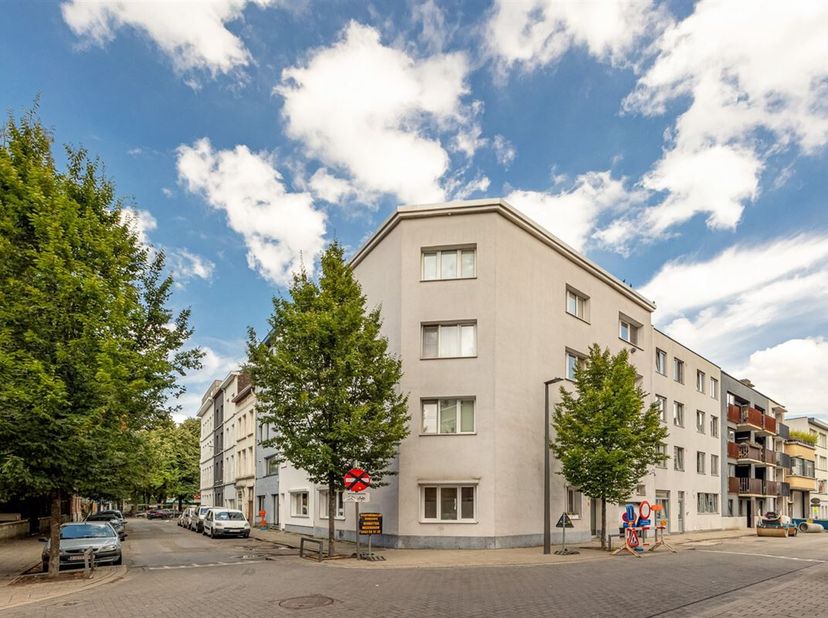 L&#039;appartement est situé dans la Prekersstraat, au milieu d&#039;un des quartiers les plus branchés d&#039;Anvers, Sint-Andries. Entre la Kloosterstraat et la Na