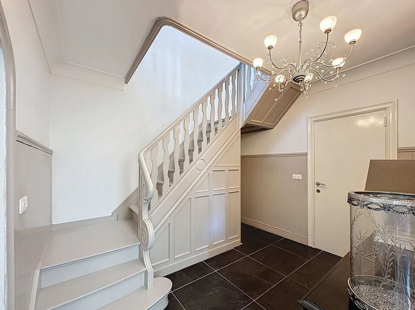 Op zoek naar een instapklare woning met karakter, comfort én mogelijkheden? Dan is deze charmante, bijna volledig gerenoveerde woning precies wat u zo