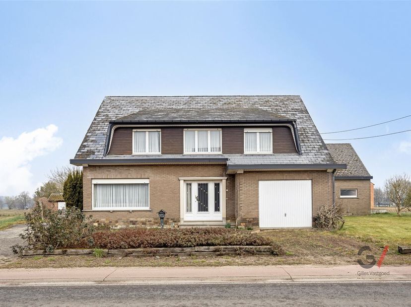 Prêt à réaliser votre projet de rêve ? Cette grande maison située dans la Varentstraat 99 à Werchter offre 5 chambres et d&#039;innombrables possibilités p