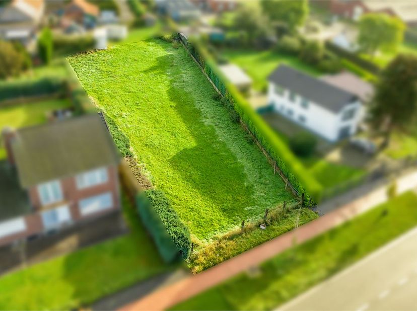 KNAPPE BOUWKAVEL (+-11A86CA) OP GROENE, DOCH CENTRALE EN GUNSTIGE LOCATIE, VLAKBIJ HET CENTRUM VAN BOCHOLT! Deze bouwkavel met maar liefst een oppervl