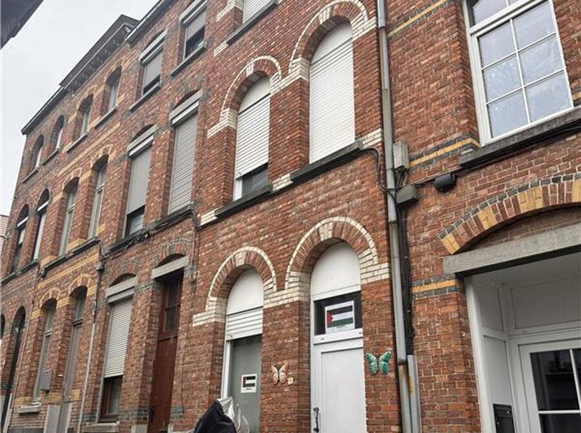 OP TE FRISSEN AUTHENTIEKE BURGERWONING IN RUSTIGE ZIJSTRAAT VAN HET HANDELSCENTRUM GERAARDSBERGEN. In een aangenaam steegje dat toegang biedt tot de m