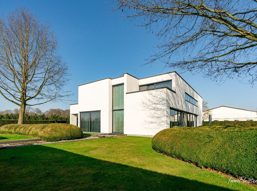 Op een uitgestrekt domein van ca. 10 ha bevindt zich deze bijzondere eigendom, ideaal voor tuinbouw, paardenliefhebbers of wie op zoek is naar ruimte