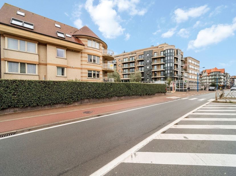Het appartement is gelegen op wandelafstand van het strand alsook van het centrum van Koksijde met diverse winkels en restaurants.&lt;br /&gt;
Bovendien gen