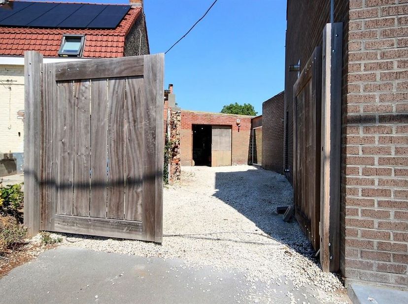 Entrepôt de ±140 m² sur terrain de 240 m² Accès aisé et toiture isolée