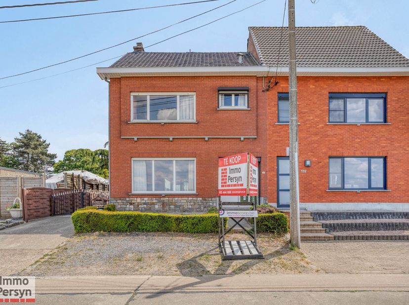 Deze halfopen woning, gelegen aan de Frans Smeyersstraat 121 in het charmante Scherpenheuvel-Zichem (3270), ademt geschiedenis en potentieel. Gebouwd