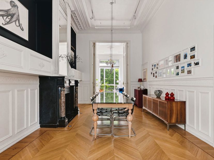 À découvrir avec Victoire - Junot .Idéalement situé sur une prestigieuse avenue donnant sur le square Ambiorix, cet appartement d&#039;exception meublé de