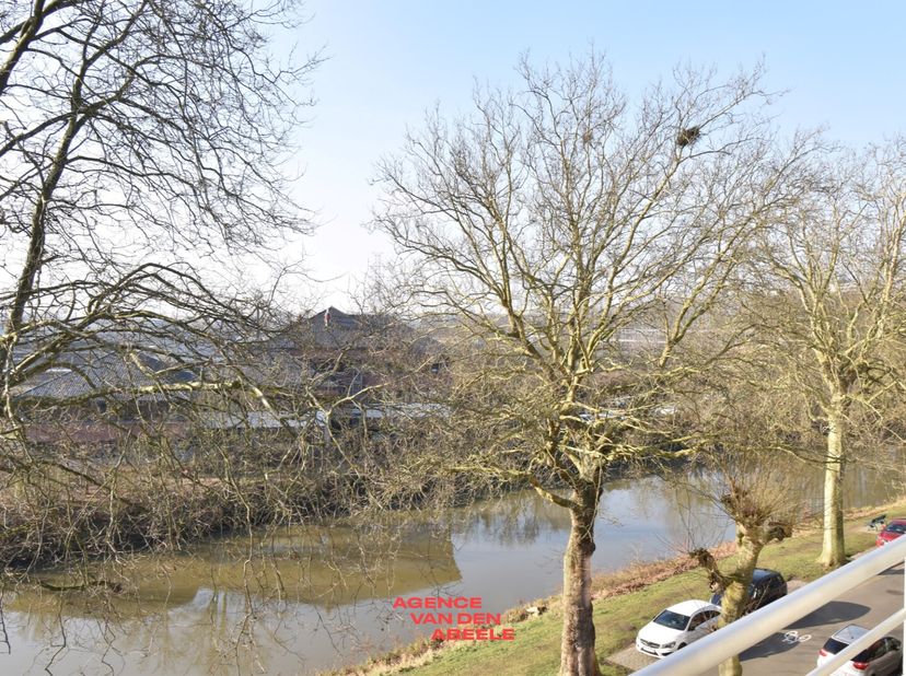 Dit appartement heeft een prachtige ligging net buiten het centrum en nabij het Stil Ende, één van de meest typische Brugse plekjes. Het appartement h
