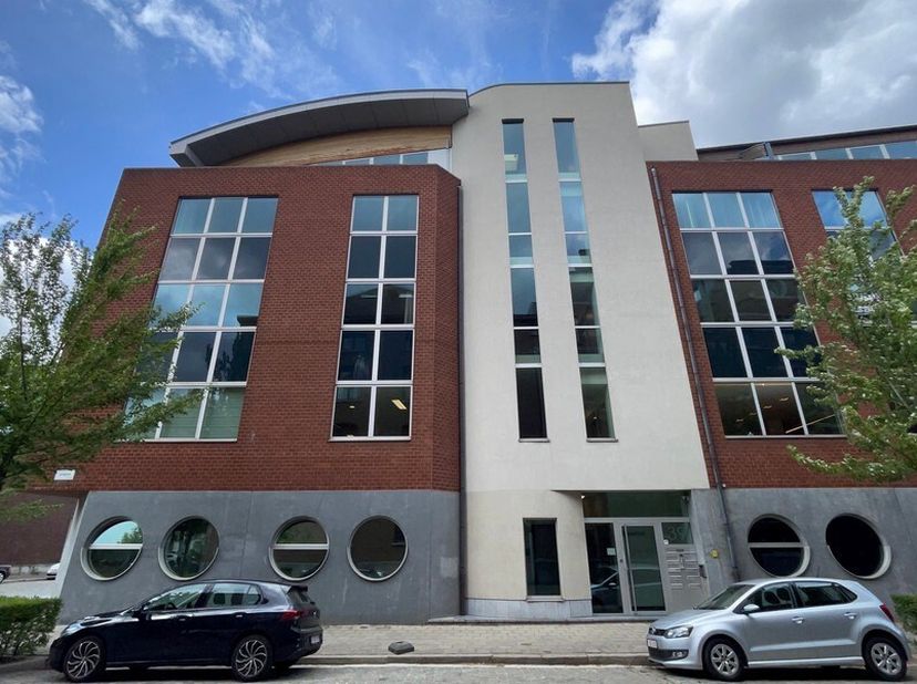 325m² kantoorruimte (uitbreidbaar tot 508m²)&lt;br /&gt;
Ligging: aan de Antwerpse Leien, uitstekende aansluiting op de E19 en A12&lt;br /&gt;
Specificaties: pvc
