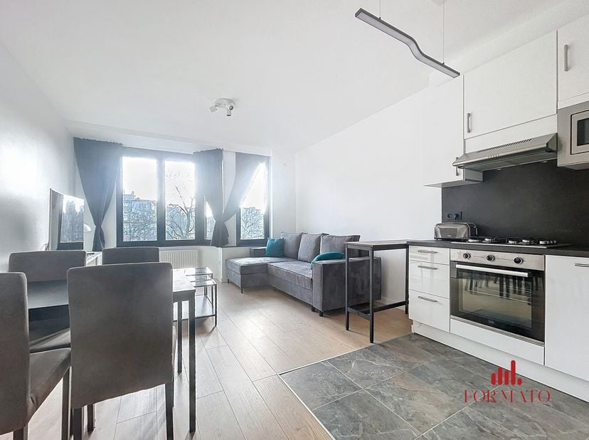 Immobilière Formato presenteert dit volledig gerenoveerde appartement met één slaapkamer en terras, dat een moderne en aangename woonomgeving biedt. D