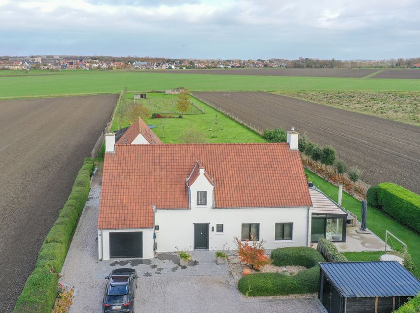 Uitzonderlijke en gerenoveerde eigendom ( 5.510 m² grond ) vlakbij het centrum van Knokke-Heist en toch genietend van een uitzonderlijk open zicht ove