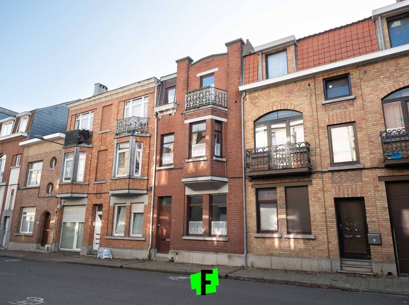 Deze instapklare gezinswoning beschikt over drie slaapkamers, een polyvalente ruimte en een charmante binnenkoer. Ideaal gelegen in het hart van Evere