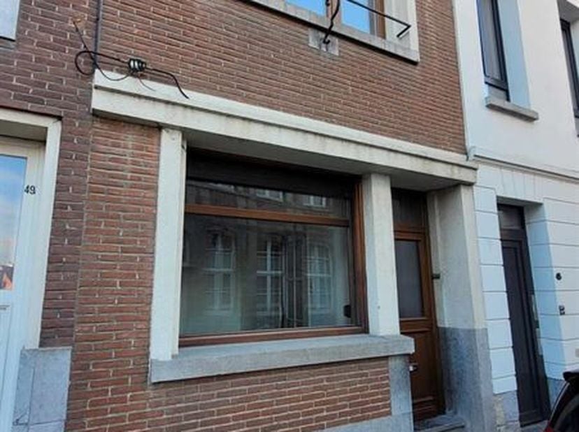 Maison robuste située derrière la Grand-Place de Tournai, à deux pas de toutes les commodités.&lt;br /&gt;
Vous y trouverez :&lt;br /&gt;
une cave saine pour le s