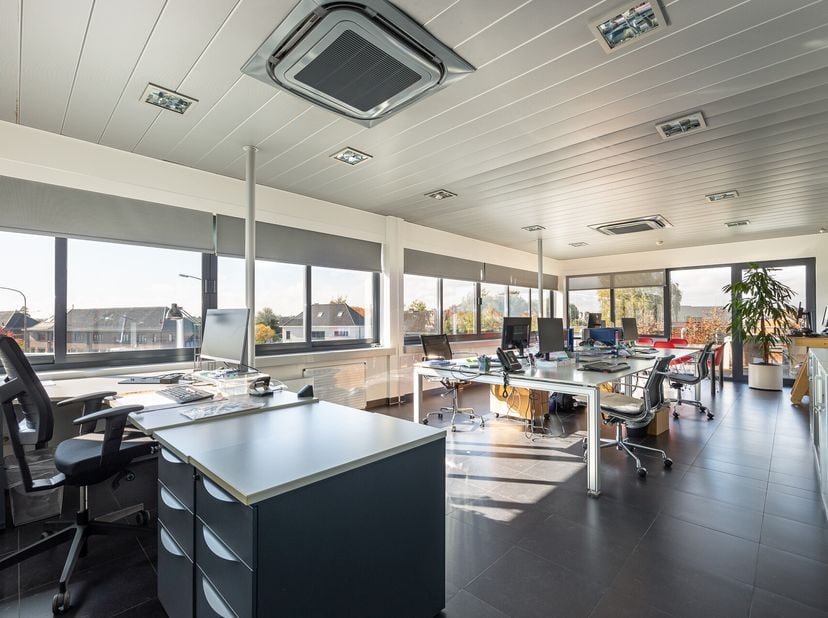 Deze volledig ingerichte kantoorruimte te huur is gelegen op een toplocatie vlakbij het centrum van Wetteren, op wandelafstand van het station en teve