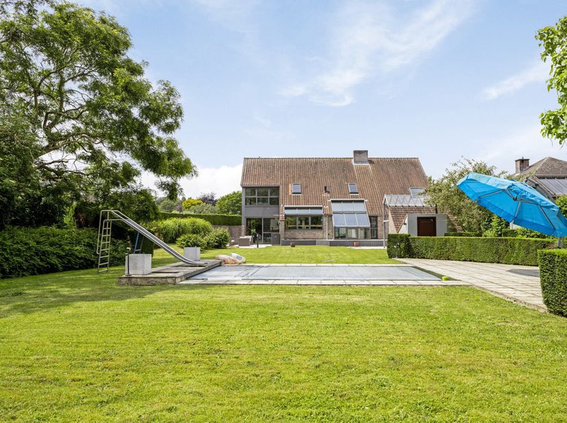 Op een gunstige ligging nabij het centrum van Ruisbroek, vindt u deze karaktervolle villa met praktijkruimte terug. Deze open bebouwing werd gebouwd i