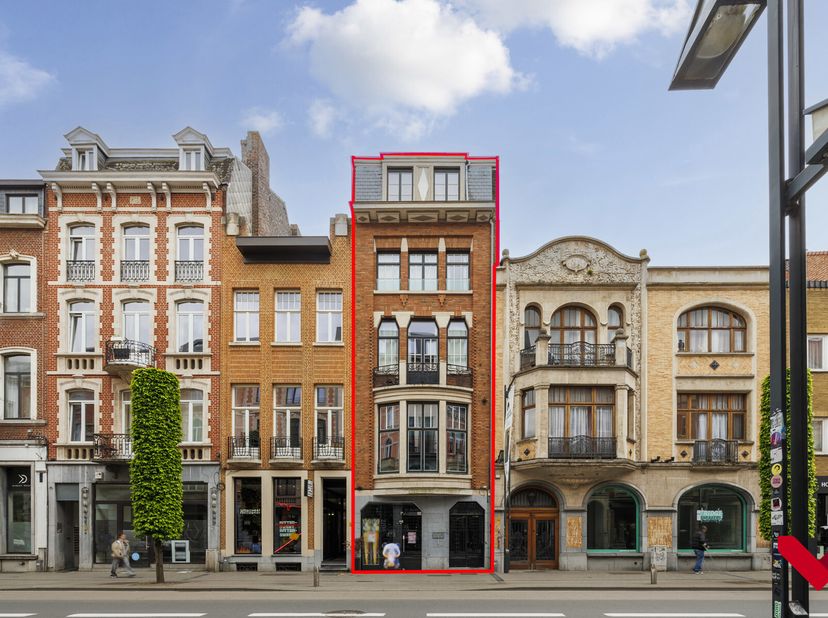 In het hart van Leuven, op de prestigieuze Bondgenotenlaan, bieden wij u met trots dit prachtig gerenoveerde 1-slaapkamerappartement aan, gelegen in e