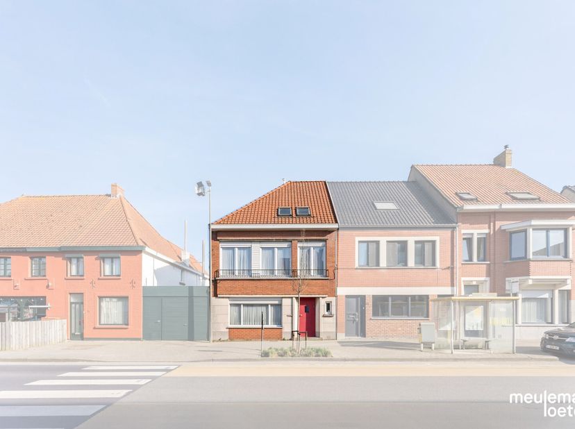 In het centrum van Moerbrugge is deze op te frissen gezinswoning gelegen, een woning uit 1960 met een zeer stevige structuur en achteraan een mooi zui