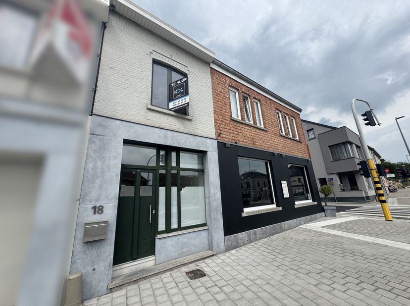 Demandez votre visite via https://kdc-immo.mijnhuurprofiel.be/whise/7011787.&lt;br /&gt;
Jolie maison 2-facades avec 2 chambres et terrasse, située dans le