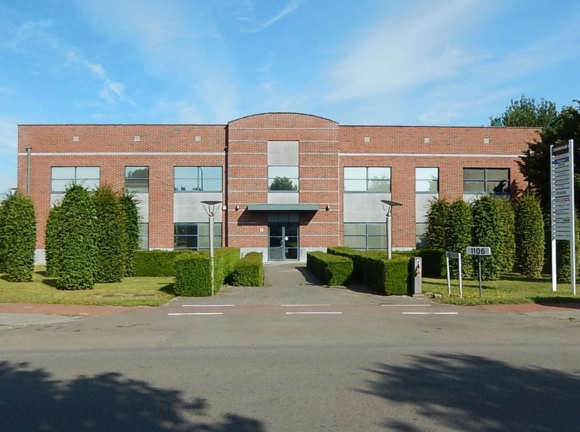 Het Axilius Business Center bevindt zich in Heverlee op het Haasrode Research Park, een boogscheut van de E40 Leuven-Luik en vlakbij bushalte Brabanth