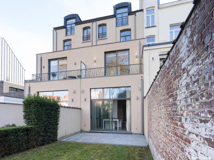 SINT-GILLIS, in de zeer populaire wijk Châtelain, dicht bij het openbaar vervoer. Charmant HUIS (4slpk/2dchr/1bdk) met karakter van ± 314 m² met tuin.