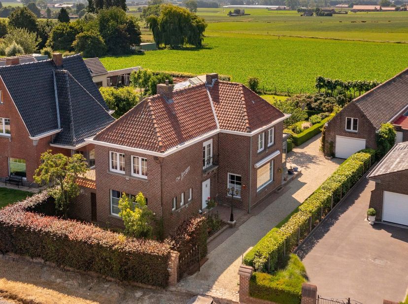Deze PRACHTIGE KARAKTERVOLLE WONING is gelegen te Aarsele (Tielt) met name in de Vinkstraat 68 op een perceel grond van 820 m². De woonst beschikt ove