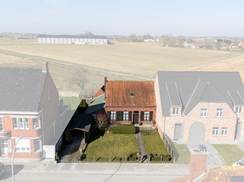 Halfopen woning op 438 m² rustig gelegen in Egem Ligging: nabij bakker en beenhouwer, lagere school, Pittem en Tielt.Indeling woning:Gelijkvloers:De l